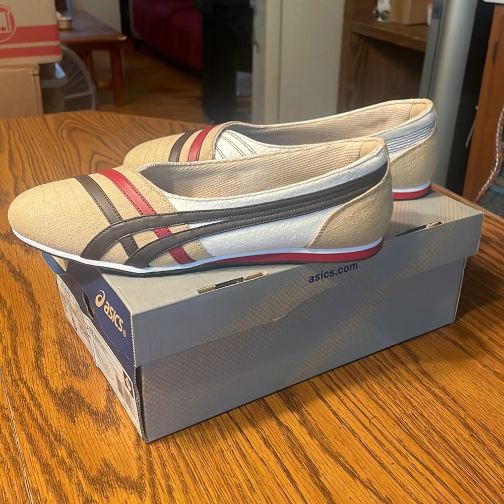 ASICS Jordan women’s shoe in beige/dark brown, women’s size 5